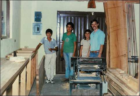 Fred Adams con alumnos de carpintería Alejandro Acosta, Ismael Fernández y su hermanito Israel en Colegio Linda Vista