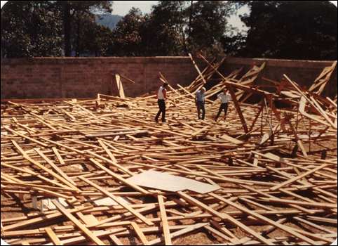 Tijeras de madera en pedazos al caer de la Fábrica de Muebles en el Colegio Linda Vista